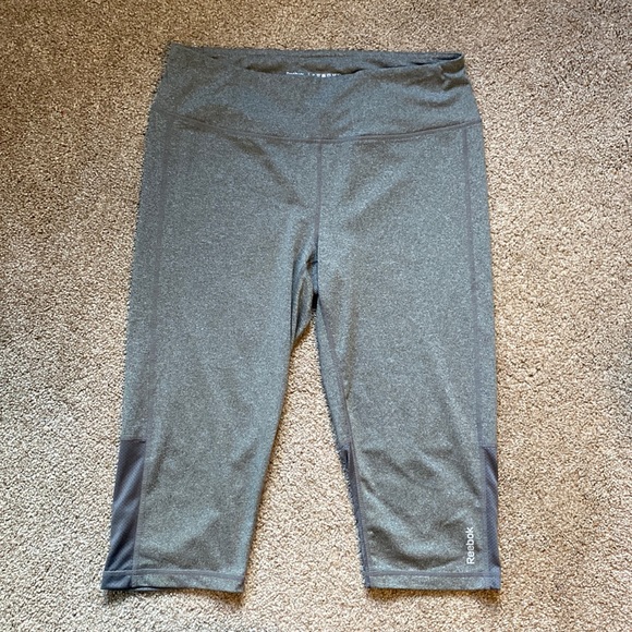 EUC Womens Large Reebok Gray Workout Capris - Picture 2 of 5